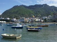 Hafen und Monte Epomeo in Forio